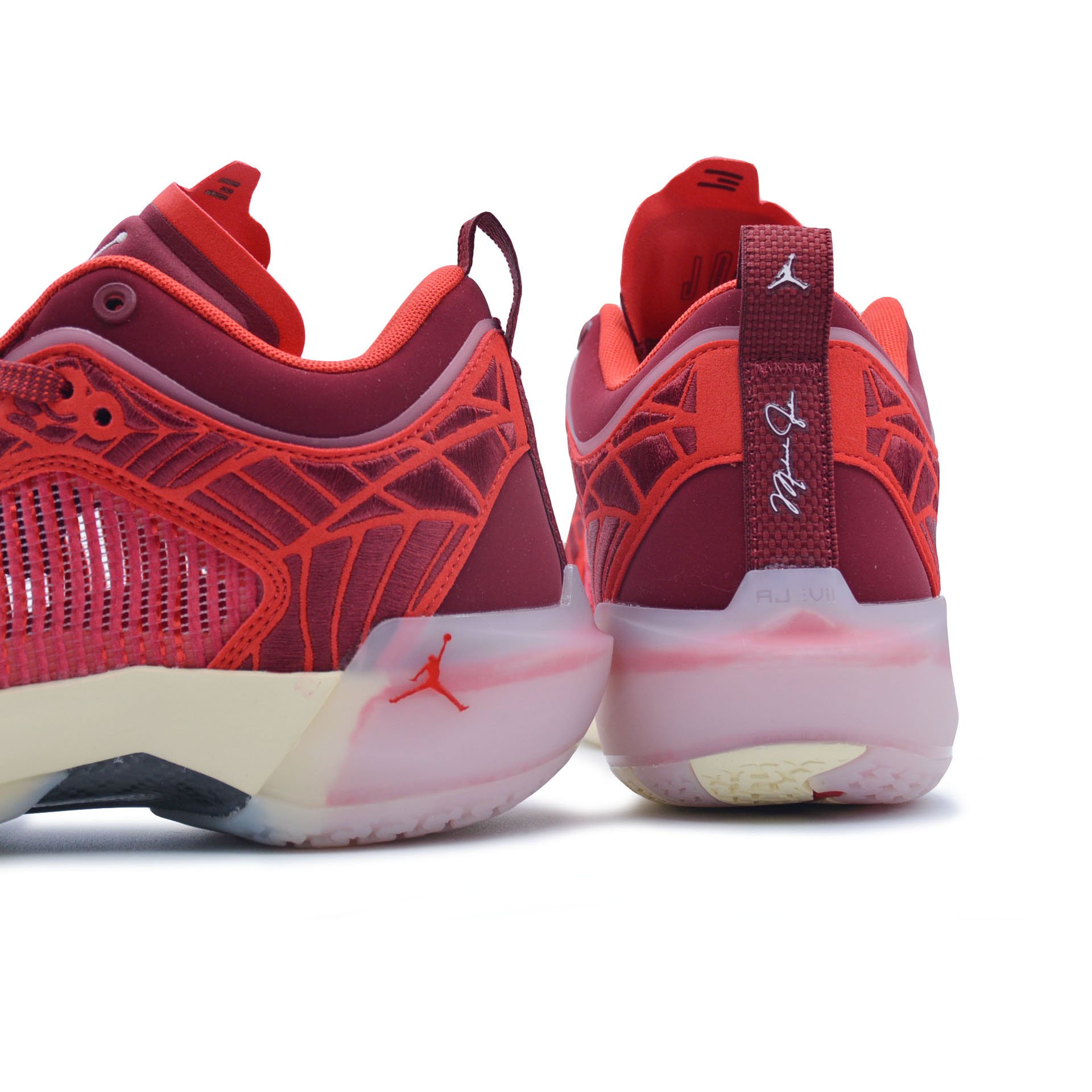 WMNS XXXVII Low "Sisterhood"