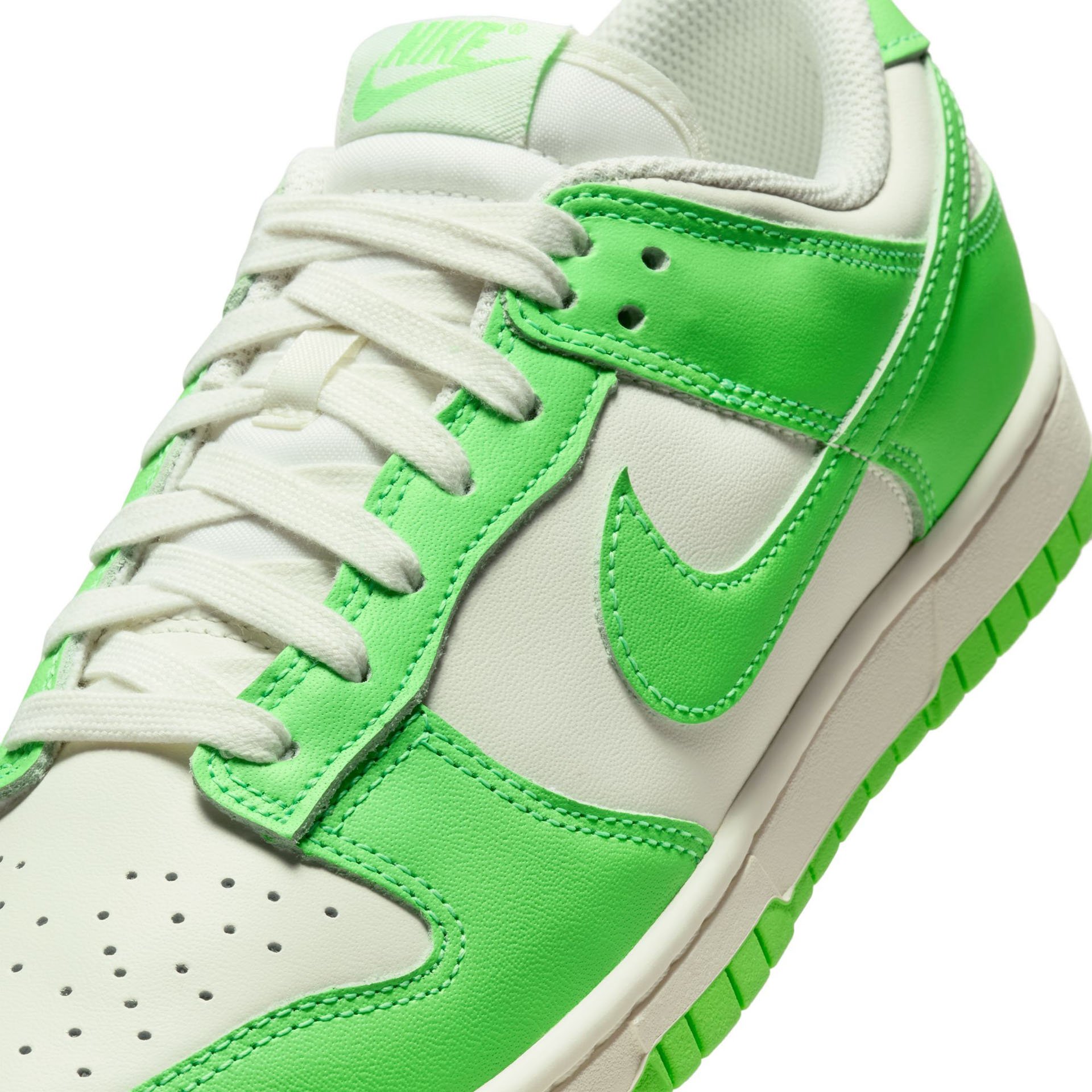 WMNS Dunk Low "Green Strike"